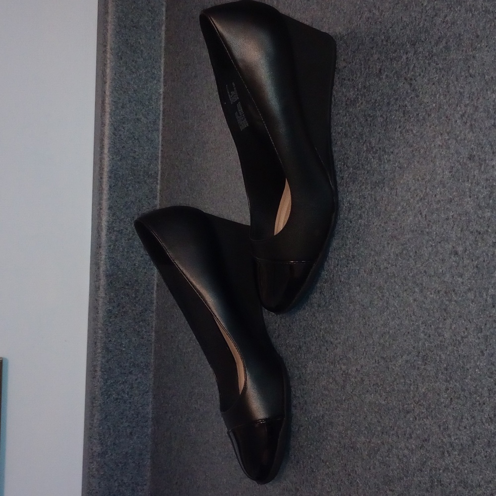 Time And True Size 9 Wedges. Like New* - image 3